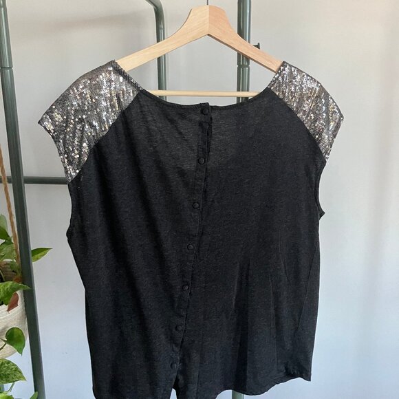 Sequin-shoulder scoopneck button-back tee in dark heathered grey - Picture 3 of 10